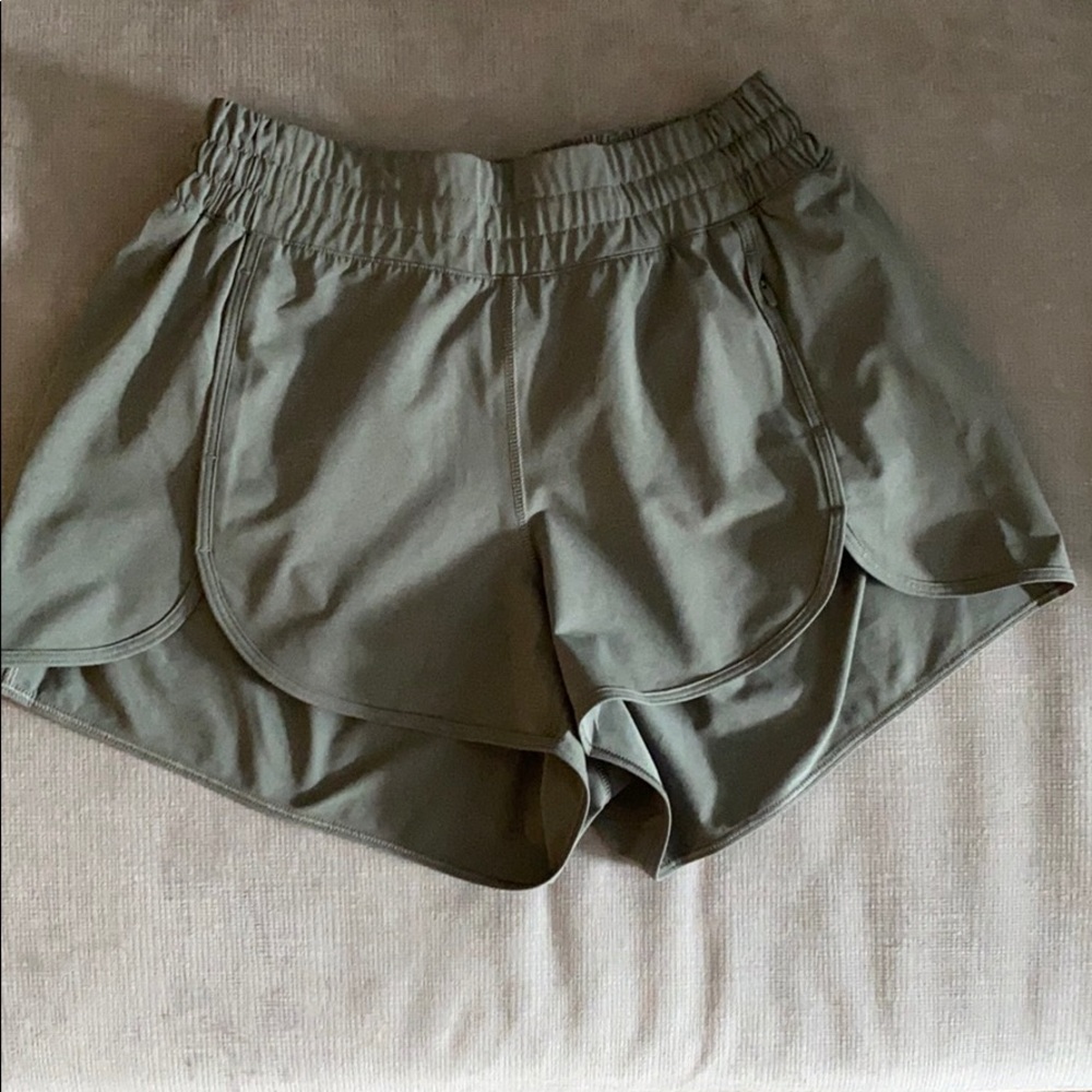 Lululemon rare seasonal shorts Green Size 4 - Picture 1 of 3